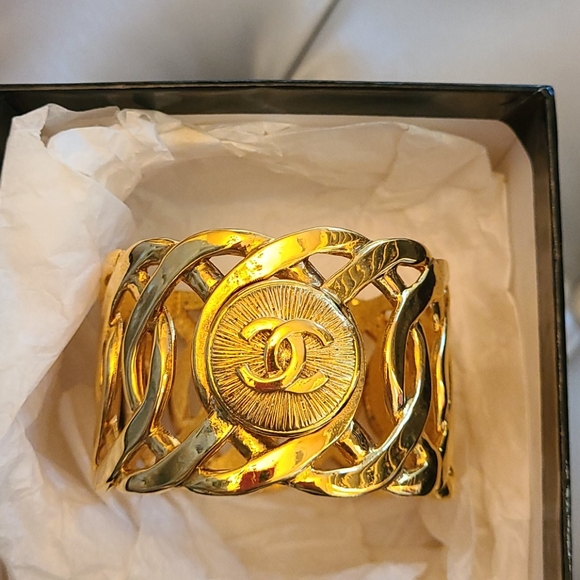 Chanel Cuff bracelet gold. - Picture 6 of 10
